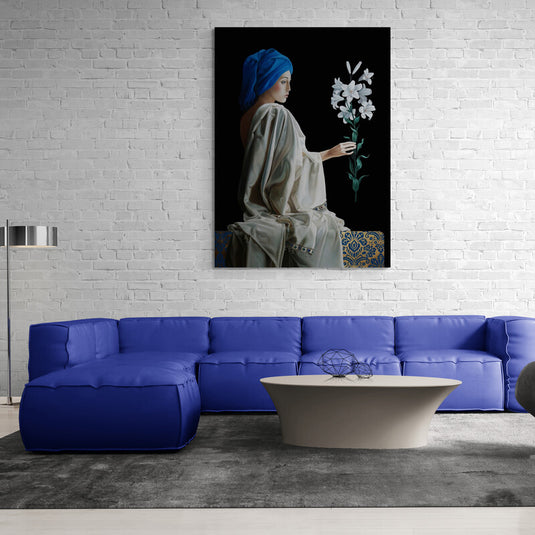 Mujer clásica con lirios blancos y turbante azul