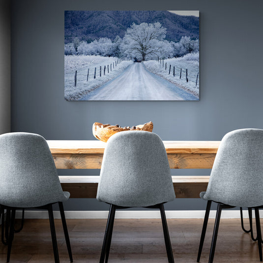 Atardecer invernal con camino nevado, montañas y árboles cubiertos de nieve - Cuadro decorativo de belleza invernal y paisaje sereno