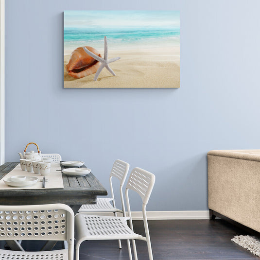 Concha y estrella de mar sobre arena fina con el mar turquesa al fondo