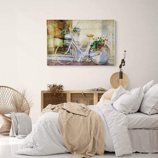 Bicicleta vintage blanca con flores rojas y verdes