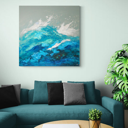 Pintura abstracta que captura la ola del mar en tonos de azul