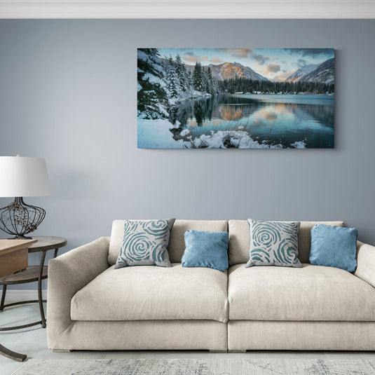 Paisaje_Invernal_Cuadro_Decorativo_Lago_Calmado_Frio_Pinos_Nevados_Montaña_Nevada_Atardecer