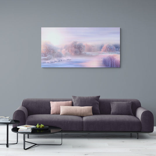 Pintura de un paisaje invernal con río al amanecer en tonos pastel.