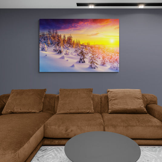 Atardecer invernal con cielo amarillo y rosado, suelo nevado y pinos cubiertos de nieve - Cuadro decorativo de belleza serena y paisaje inverna