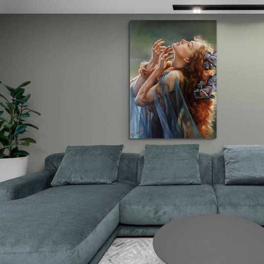 Mujer con cabello largo y flores en un momento de éxtasis