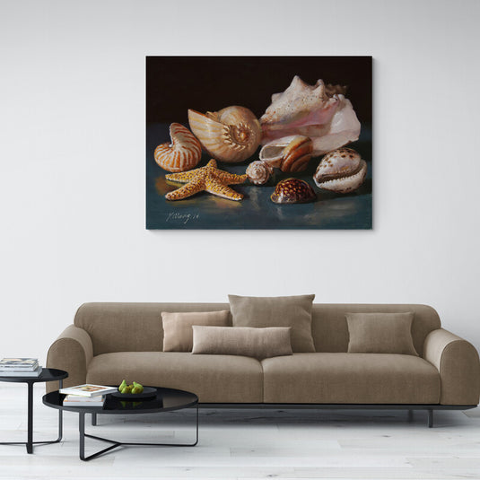 Pintura al óleo de naturaleza muerta con una variedad de conchas marinas y una estrella de mar sobre fondo oscuro