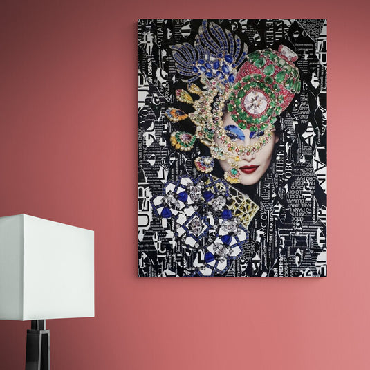 Cuadro decorativo Woman Diamonds – arte moderno con collage de joyas, colores vibrantes y fondo tipográfico en blanco y negro para decoración elegante y contemporánea