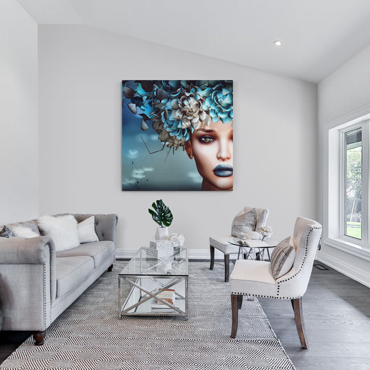 Retrato surrealista de mujer con flores azules y mirada intensa