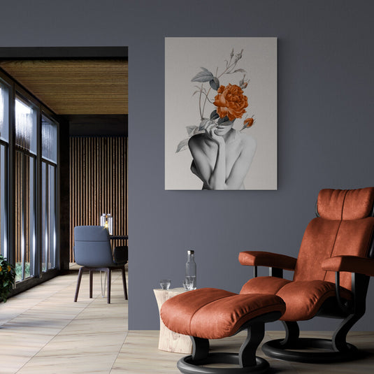 Retrato surrealista de mujer en blanco y negro con flor naranja en lugar de cabeza