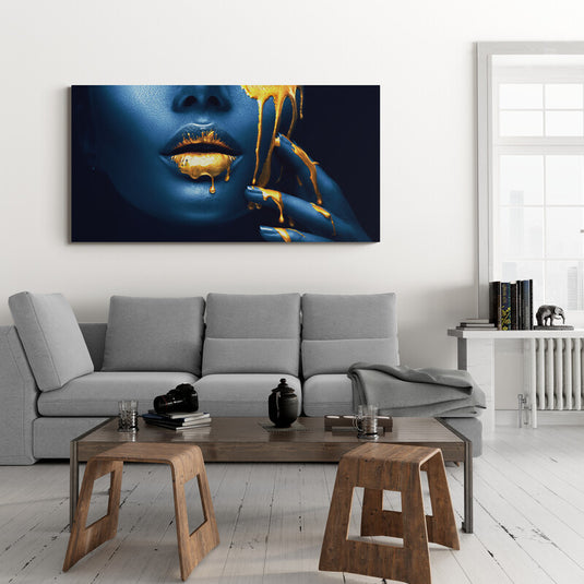 Retrato surrealista con piel azul y pintura dorada líquida