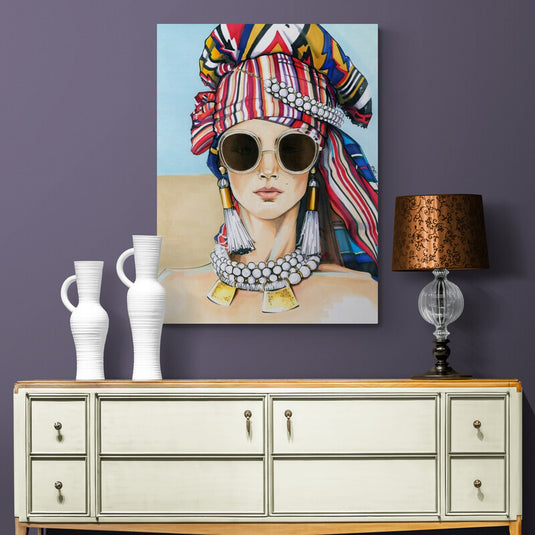 Mujer estilizada con turbante colorido, gafas de sol redondas y joyería tribal