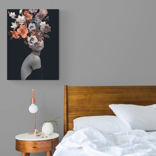 Retrato surrealista de mujer con flores brotando de su cabeza sobre fondo negro.