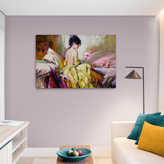 Mujer de espaldas con manto amarillo en estilo impresionista