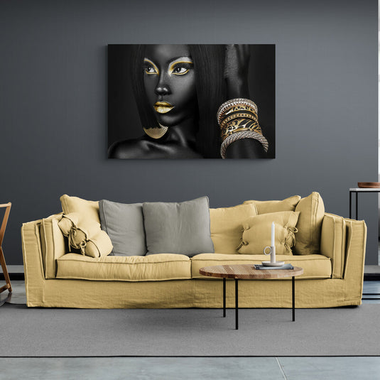 Retrato femenino con adornos dorados tribales