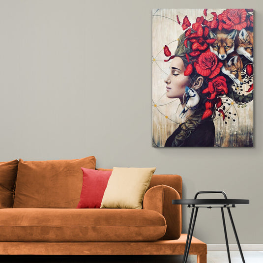 Mujer de perfil con flores rojas y zorros en cabello sobre fondo crema y negro