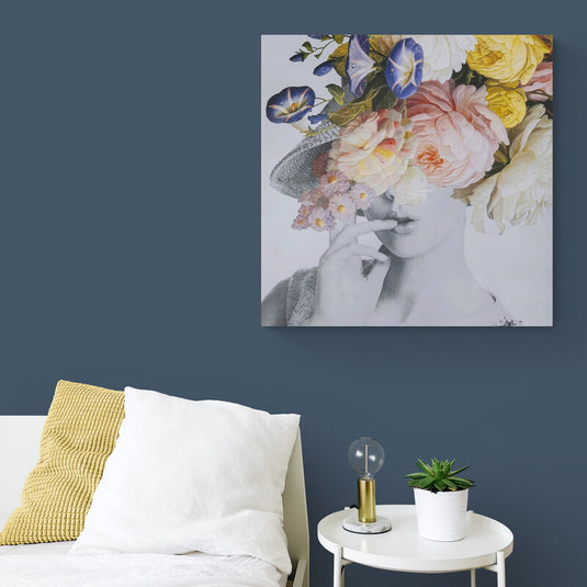 Cuadro decorativo de mujer con flores en el sombrero – arte contemporáneo floral en tonos pastel para decoración elegante