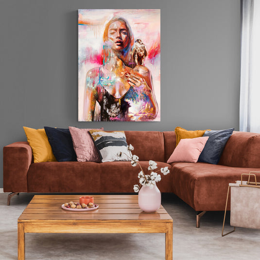 Mujer con blusa negra y pajarito sobre fondo blanco fusionado con tonalidades fucsia, naranja y toques azules