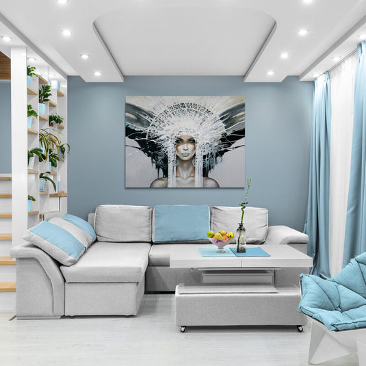 Retrato surrealista de mujer con tocado blanco