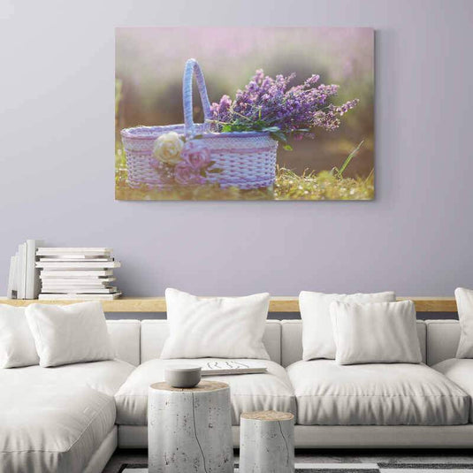Canasta de mimbre con ramos de lavanda en un entorno campestre y luz suave.
