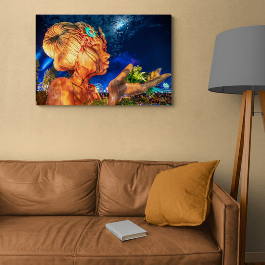 Arte colorido con figura femenina de madera y cielo estrellado para decoración moderna y artística