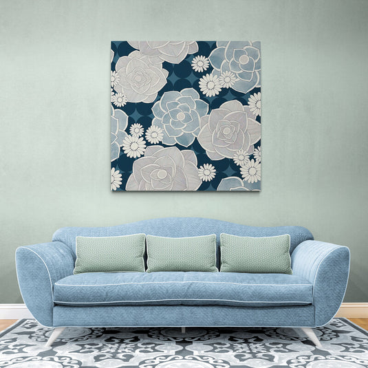 Patrón floral con suculentas y margaritas blancas sobre fondo azul profundo.