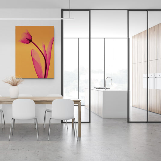 Cuadro decorativo con vibrante fondo naranja destacando un delicado tulipán en tono rosa.