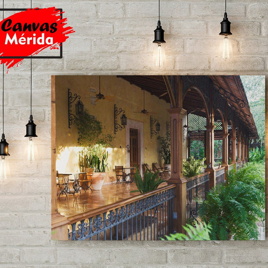 Terraza de hacienda colonial con plantas y arcos