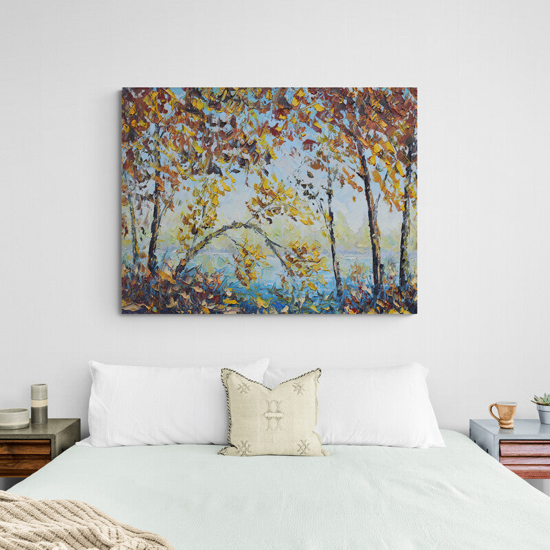Cuadro decorativo de paisaje sereno con lago de fondo y árboles delgados en primer plano, destacando hojas de colores amarillo y café, evocando la transición de las estaciones
