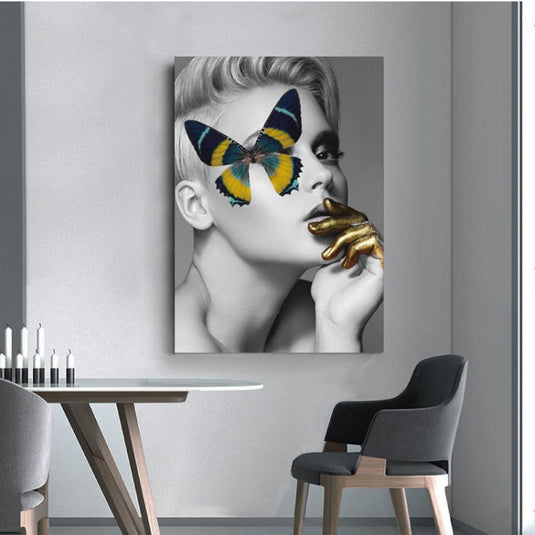 Retrato en blanco y negro con mariposa y detalles dorados