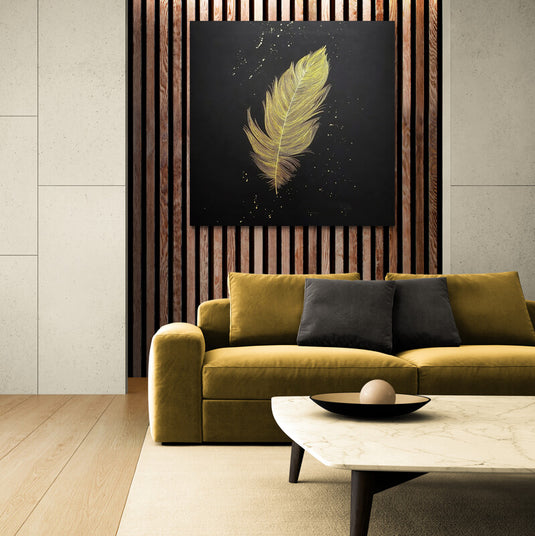 Cuadro minimalista de pluma dorada sobre fondo negro, arte elegante y moderno para sala o recibidor.