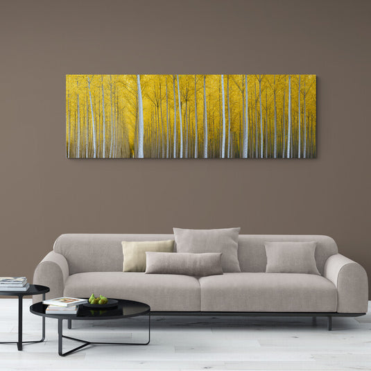 Cuadro decorativo de un bosque otoñal, donde abundantes árboles presentan un impresionante follaje de hojas amarillas vibrantes