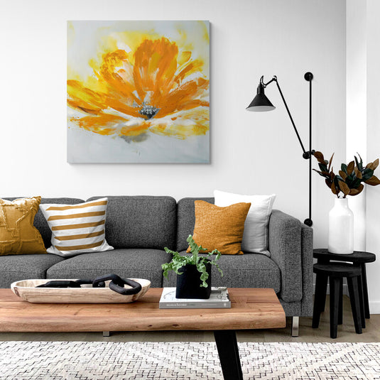 Pintura abstracta de flor dorada con pinceladas amplias y fondo blanco.