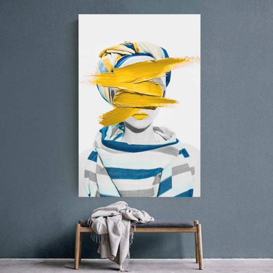 Mujer anónima con pinceladas amarillas abstractas sobre rostro y pañuelo estampado