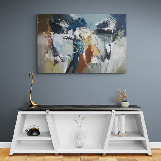 Pintura abstracta con tonos terrosos y azules en un estilo expresivo