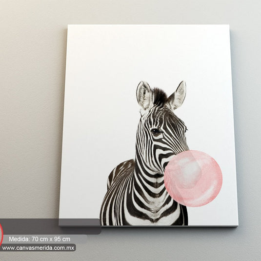 Cebra realista haciendo una pompa de chicle rosa en un fondo neutro