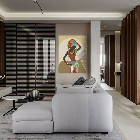 Ilustración artística de una figura femenina con influencia africana, destacando patrones geométricos y colores terrosos con acentos vibrantes