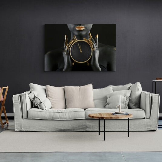 Figura sin rostro con manos de textura de madera sosteniendo un reloj, sobre fondo negro