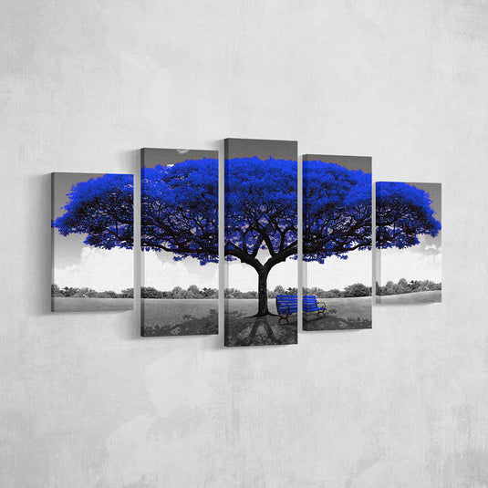 erie de 5 Cuadros de Árbol en Blanco y Negro con Hojas y Silla Azules, Formando una Imagen Completa al Unirse