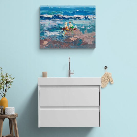Cuadro de personas en la playa con pinceladas texturizadas en baño moderno
