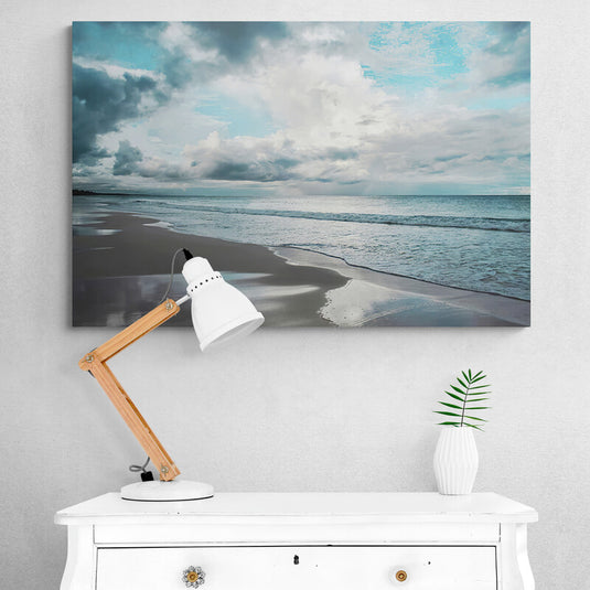 Playa serena con cielo dramático y olas suaves