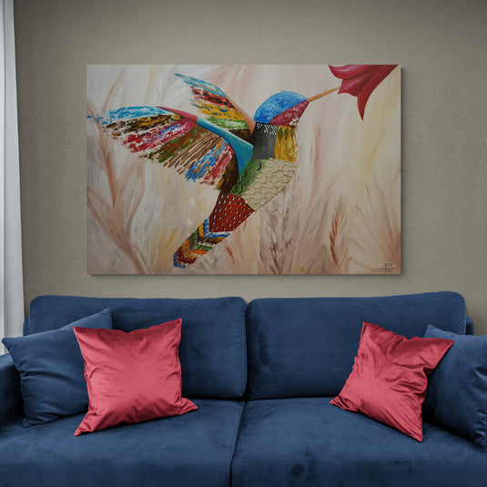 Colibrí texturizado en tonos azules, rojos, crema, amarillo, verde y blanco sobre fondo café sutil