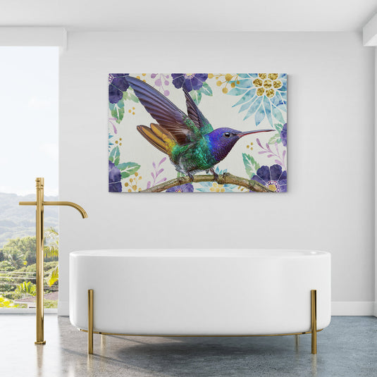 Cuadro decorativo con fondo blanco: flores moradas y azules, hojas verdes, rama arena y colibrí en tonos verde, azul y morado