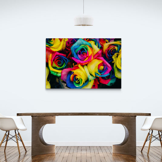 Fotografía de rosas multicolores con pétalos de arcoíris