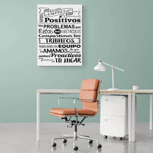 Cuadro decorativo para oficina – En esta empresa somos positivos, trabajamos en equipo y enfrentamos retos, diseño tipográfico en blanco y negro.