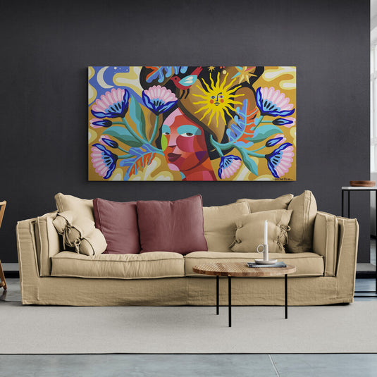 Arte urbano en fondo amarillo con rostro femenino rojizo, flores rosas y azules, luna, hojas azul-naranja, y sol antropomórfico rodeado de estrellas