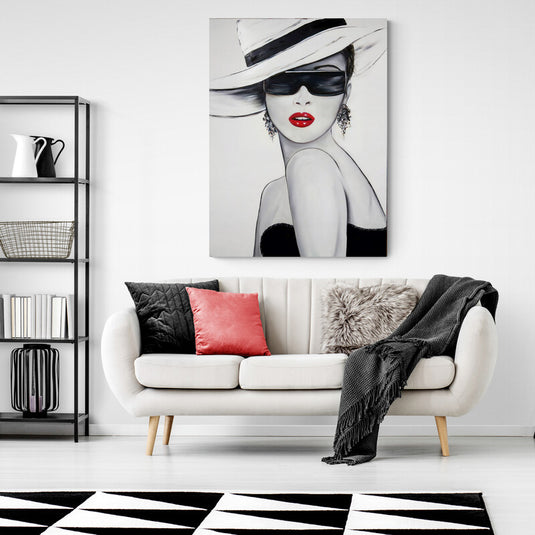 Cuadro decorativo de mujer elegante con sombrero blanco y labios rojos – arte moderno glamuroso en blanco y negro