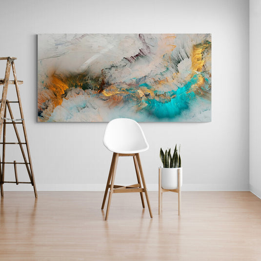 Cuadro abstracto con tonos turquesa y dorado decorando un espacio minimalista con elementos naturales.