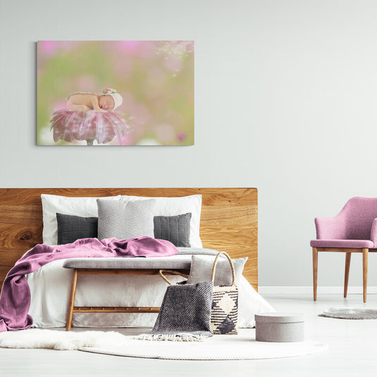 Bebé dormido sobre pétalo de flor en ambiente de fantasía, tonos pastel