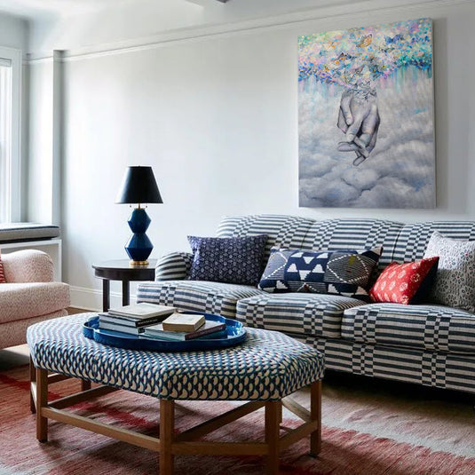 Lienzo de manos liberando mariposas en un fondo nebuloso