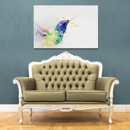 Colibrí en acuarela sobre fondo blanco - tonos amarillos, morados, azules y verdes